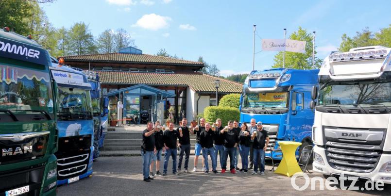 Eingerahmt von Lastwagen fand vor der Steinwaldhalle die Eröffnung des zweiten Trucker-Festes statt. Das Vorstandsteam der Organsiatoren und Bürgermeister Gottfried Härtl (Zweiter von rechts) stießen auf den Erfolg an. Bild: bsc