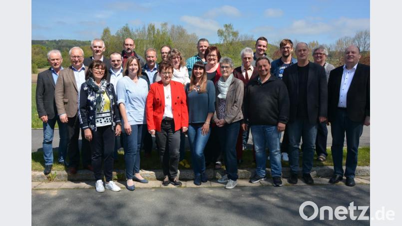 Mit dieser Mannschaft geht der SPD-Kreisverband in die kommenden zwei Jahre. Neue Kreisvorsitzende ist Brigitte Scharf (rote Jacke, erste Reihe). Eine der ersten Aufgaben wird es sein, die neue Kreistagsliste und einen Landratskandidaten zu benennen. Bild: jr