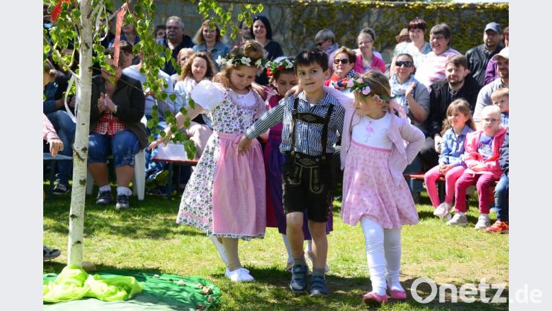 Zum Abschluss des Maifestes tanzen die Kinder um die Birke die &quot;Sternpolka&quot;. Bild: bey