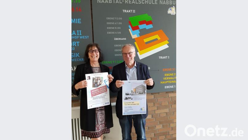 Realschuldirektorin Hannelore Reil-Heining präsentiert zusammen mit ihrem Stellvertreter Johann Vollath die Plakate zum &quot;Tag der offenen Tür&quot; an der Naabtal-Realschule. Anlass dafür ist das Schuljubiläum und der Abschluss der umfangreichen Sanierung. Bild: hir