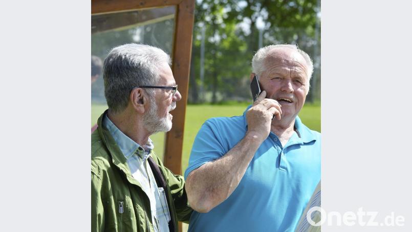 &quot;Wie steht es bei euch in Paulsdorf ? Inter-Vereinslegende Josef Wifling (rechts) war per Handy ständig mit Paulsdorf in Kontakt, um sich über den dortigen Spielstand gegen den TSV Detag Wernberg zu informieren Bild: Ziegler