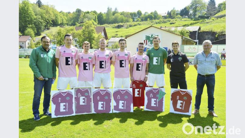 Sieben Spieler verabschiedeten DJK-Vorstand Sport Stefan Badura (links) und Vorstand Technik und Clubhausanlage Peter Haller (rechts) vor dem Anpfiff des letzten Bayernligaheimspieles gegen die DJK Don Bosco Bamberg. Von links: Verteidiger Johannes Kohl, Verteidiger Patrick Stauber, Stürmer Michael Jonczy, Defensivspieler Benjamin Burger, Verteidiger Tobias Särchinger , Stürmer Ralf Egeter und Mittelfeldspieler Michael Dietl
Bild: Ziegler Bild: Ziegler