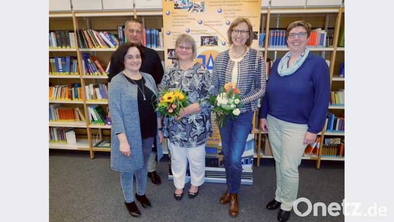 Bild:
Schulleiter Christian Schwab verabschiedete Johanna Baumann (Zweite von rechts) und Monika Simon (Dritte von links). Baumanns Nachfolge tritt Christine Wesnitzer (links) an. Rechts im Bild stellvertretende Schulleiterin Anja Wiesner. Bild: exb
