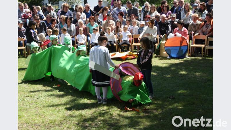 Die Verwandlung von der Raupe Nimmersatt zum Schmetterling spielen die Buben und Mädchen der Kindertagesstätte Arche Noah gekonnt nach. Bild: adj