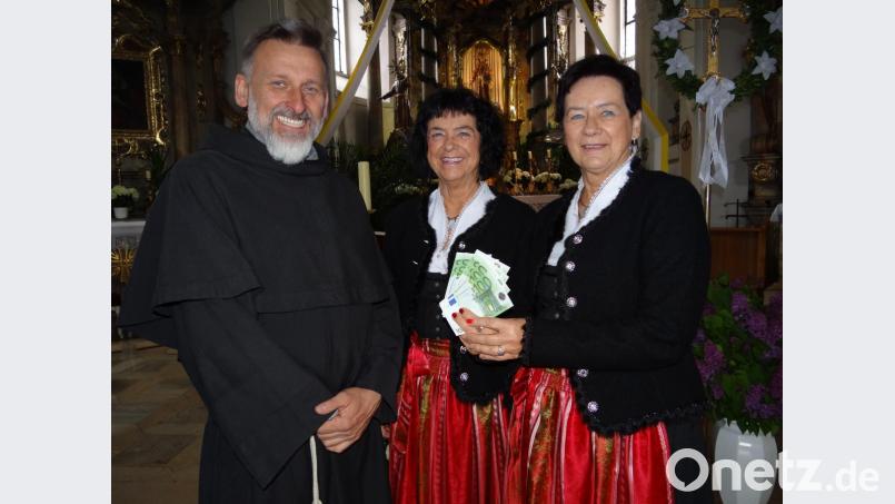 Renate und Waltraud Zupfer (von rechts) übergeben den Erlös der Maiandacht an Guardian Pater Stanislaus. Bild: ms