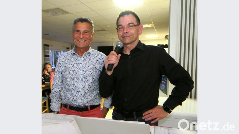Die Fusionsbeauftragten Horst Hohler (links) und Michael Klement (rechts) hielten ein leidenschaftliches Plädoyer für den Zusammenschluss des SC Ettmannsdorf und des FC Schwandorf. Bild: Hirsch