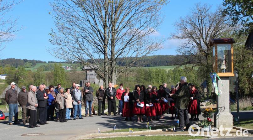 Die Gäste lauschen Rainer Christoph, der etwas über das Leben des Johannes von Nepomuk erzählt. Bild: Susanne Forster