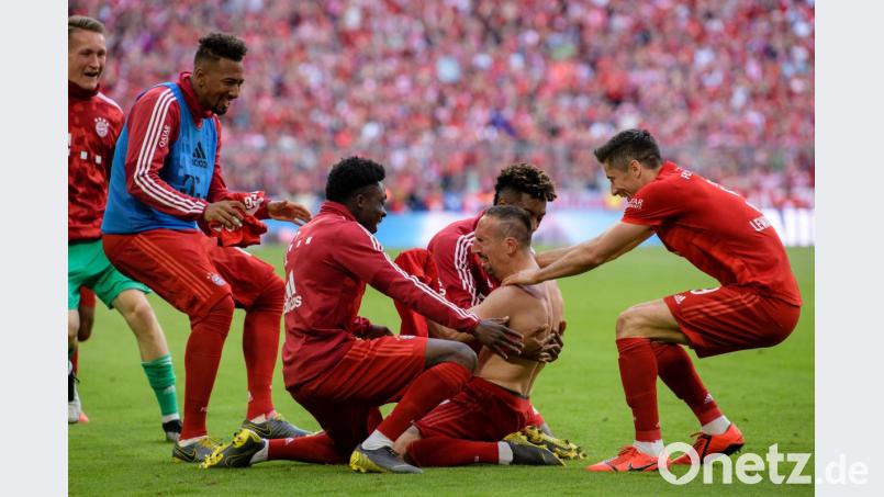 Pure Freude mit dem Altmeister: Die Mitspieler feierten den überwältigten Franck Ribéry (Zweiter von rechts) nach dessen traumhaftem Lupfer zum 4:1 im Meisterfinale. Bild: agentur_dpa