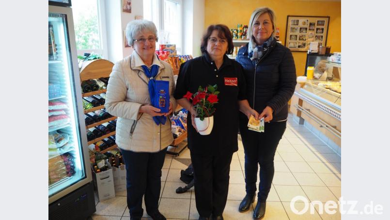 Der Katholische Frauenbund unterstützt wieder die Solibrot-Aktion. Rosi von der Grün vom KDFB Kirchenthumbach (rechts) und Martina Wiesnet (links, KDFB Schlammersdorf) bedanken sich bei Brigitte Heitzer mit Blumen und Kaffee für die Unterstützung. Bild: wmi