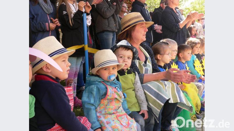 So bunt wie der Frühling ist das Kindergartenfest in Luhe. Die Zuschauer sind stolz auf ihre Sprösslinge und sehen begeistert zu. Bild: mh