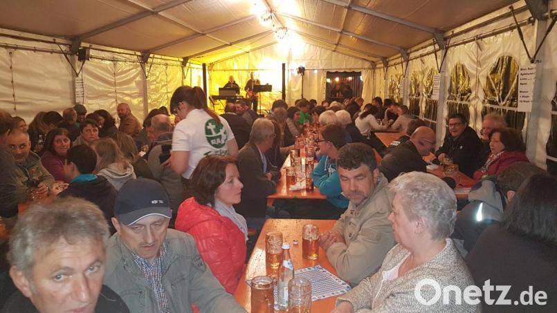 Über einen gelungenen Auftakt zum 35. Geburtstag der Landjugendbewegung Tröbes freuten sich die Mitglieder mit den Vorsitzenden Kerstin Hofmeister und Jonas Rom. Bild: gi