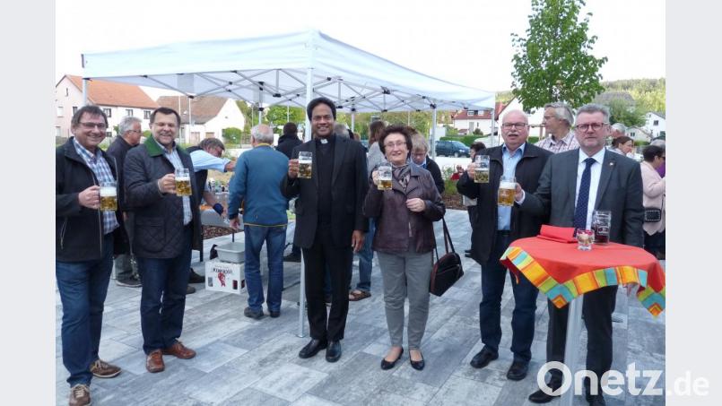 Prost auf eine gelungene Baumaßnahme (von links) Kirchenpfleger Michael Hering, 2. Bürgermeister Günther Koller, Pfarrer Thomas Saju, Kirchenpflegerin Brigitte Heller, 3. Bürgermeister Hans-Jürgen Reitzenstein und Stadtoberhaupt Michael Göth. Bild: rlö