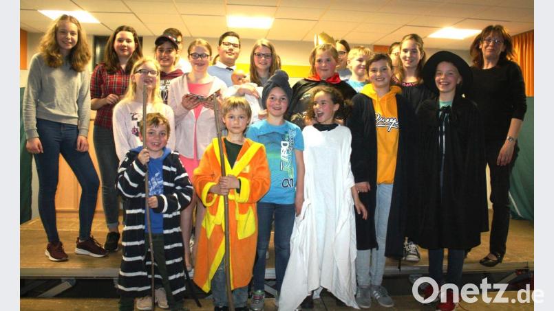 Das neu zusammengesetzte Ensemble von Amanda Rieß (rechts) brachte den Jugendklassiker "Hilfe, die Herdmanns kommen" auf die Schülbühne. Bild: lg