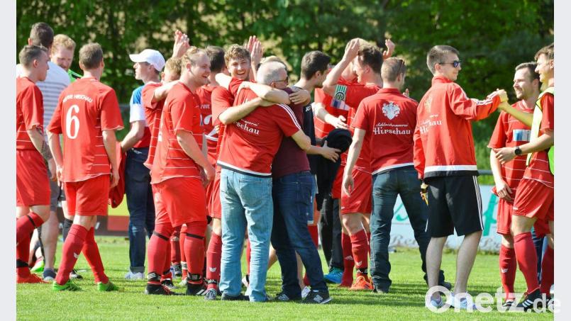 Riesige Erleichterung beim TuS/WE Hirschau nach dem Schlusspfiff von Schiri Jonas Kohn, der Ligaerhalt ist mit dem 3:1-Sieg beim völlig enttäuschenden TSV Königstein gesichert Bild: Ziegler