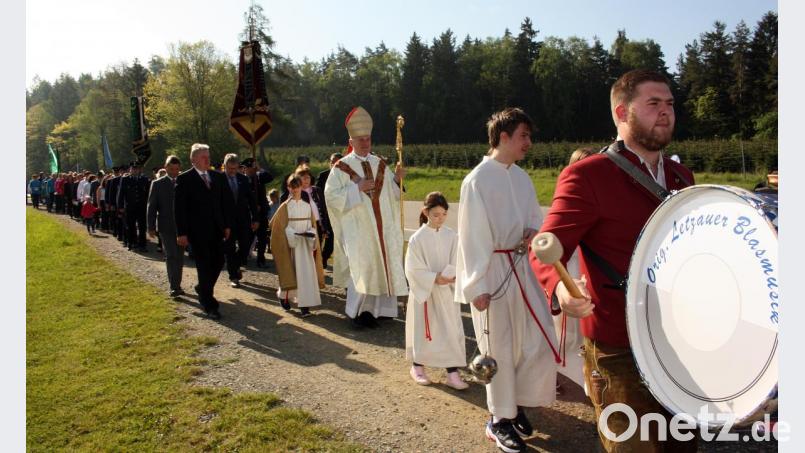 Mit der Blaskapelle voran ziehen die Gläubigen und die Fahnenabordnungen der Vereine zur Marienkapelle, die festlich gesegnet wird. Bild: zer