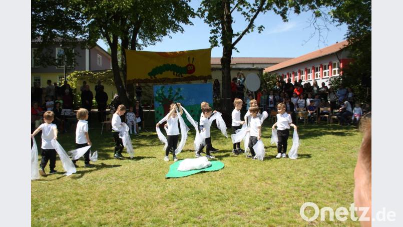 Die Verwandlung von der Raupe Nimmersatt zum Schmetterling spielen die Buben und Mädchen der Kindertagesstätte Arche Noah gekonnt nach. Bild: adj