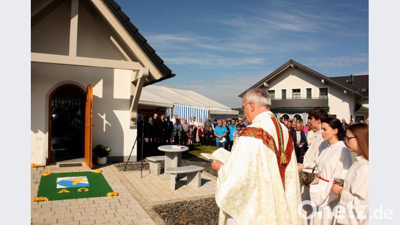 Abt Wolfgang Hagl segnet die Marienkapelle auf dem Sparrer-Anwesen. Bild: zer