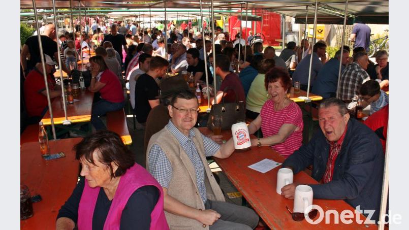 Ein Prosit aufs Pirkerfest. Nach dem Gottesdienst geht es gleich zum gemütlichen Teil über. An den Ständen brummt das Geschäft. Bild: zer