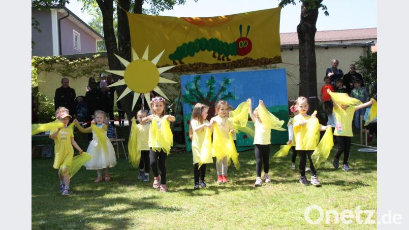 Die Verwandlung von der Raupe Nimmersatt zum Schmetterling spielen die Buben und Mädchen der Kindertagesstätte Arche Noah gekonnt nach. Bild: adj