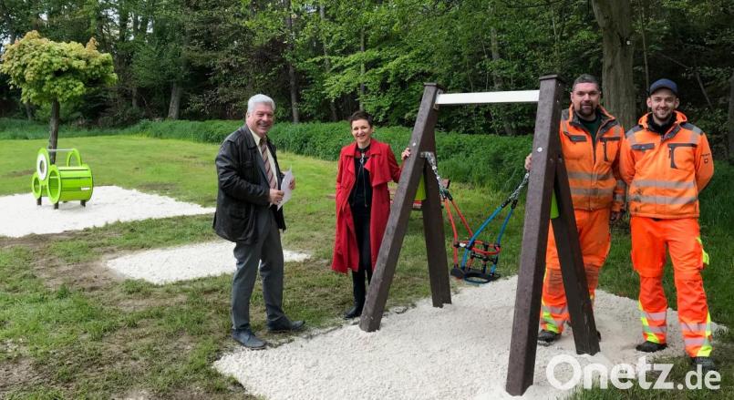 Bürgermeister Günter Stich (links) zeigt Maria Schmidt (Zweite von links) von der Firma Nexans die Spielgeräte. Die Bauhofarbeiter Tobias Fritsch und Florian Stadler (von rechts) haben sie aufgestellt. Bild: mef