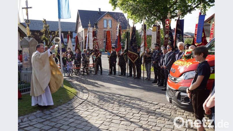 Pfarrer Markus Bruckner segnet das neue Einsatzfahrzeug. Bild: bkr