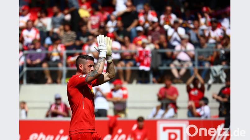 Applaus für den Abgang der Nummer 1: Wo Keeper Philipp Pentke nächste Saison spielt, ist noch unklar. Bild: Jahn Regensburg