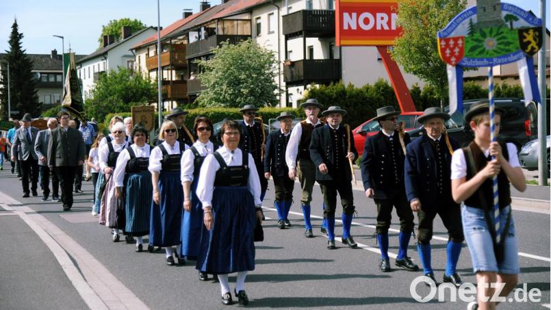 Der Fest zur Eröffnung des Frühlingsfestes lebt von den Vereinen, in deren Reihen sich auch wieder der Heimatverein Birgland einreihte. Bild: gf