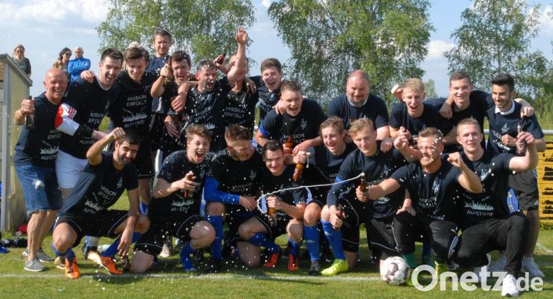 17 Spiele ohne Niederlage, acht Siege nach der Winterpause: Die SpVgg SV Weiden II ist verdient Meister der Kreisliga Nord: Nach dem 2:0-Sieg in Plößberg feierte die junge Truppe den Aufstieg in die Bezirksliga. Bild: Rudolf Gebert