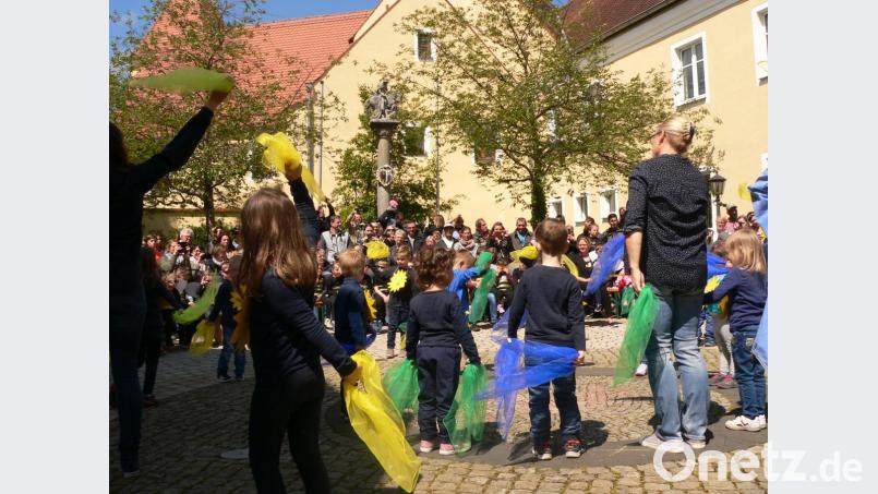 So bunt wie der Frühling ist das Kindergartenfest in Luhe. Die Zuschauer sind stolz auf ihre Sprösslinge und sehen begeistert zu. Bild: mh