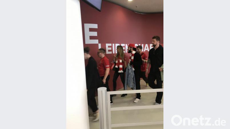 Heidi Klum (Dritte von links) und Freund Tom Kaulitz (Vierter von links) wollten mit den Bayern in der Kabine feiern. Bild: fle