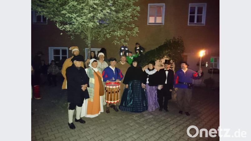 Josef Zaglmann, Martin Wittmann, Vroni Krauß, Anna Müller-Rösch, Roland Rabenstein, Roland Wende, Pauline Bäumler, Liane Preininger, Martin Mayer und Jürgen Schreyer (von links) bedankten sich für den Beifall der Gäste. Bild: jzk