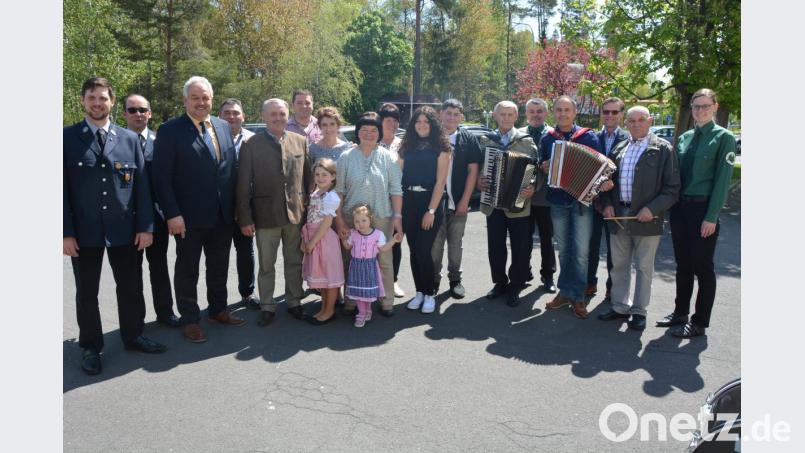 Seinen 70. Geburtstag feierte Andreas Gleißner (Fünfter von links) im Gasthof „Finkenstich“. Mit dabei waren neben Ehefrau Lore, seinen beiden Kinden und vier Enkeln Bürgermeister Johann Burger (Dritter von links), FFW-Vorsitzender Matthias Härtl (links) sowie Schützen-Vorsitzender Helmut Kipferl (Fünfter von rechts). Die Band „Tonados" gratulierte ihrem Gründer mit einem Ständchen. Bild: jr