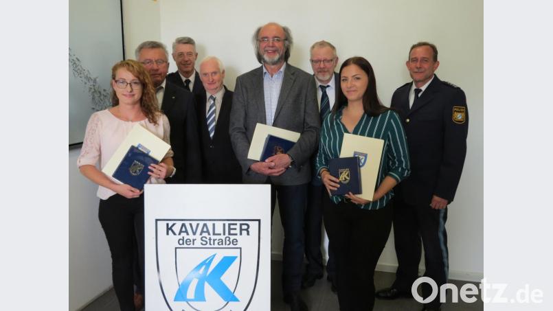 Michelle Krüger, Dr. Richard Pruy und Rebecca Kohl (vorne, von links) sind Vorbilder für alle anderen Verkehrsteilnehmer und neue „Kavaliere“. Im Hintergrund die Mitglieder der Jury mit dem Gastgeber und Sulzbach-Rosenberger Polizeichef Michael Kernebeck (rechts). Bild: km