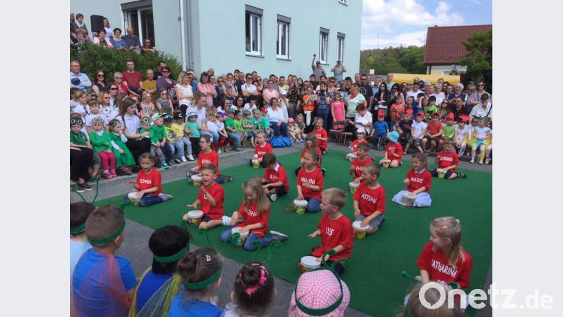 Kostümiert mit Froschaugen, in roten T-Shirts und mit bunten Tüchern faszinieren die Kinder die Zuschauer. Bild: krb