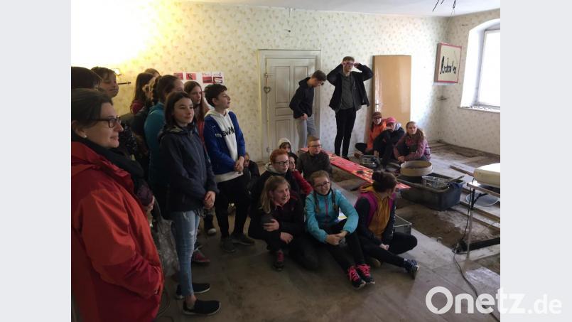 In Workshops setzten sich die Schülerinnen und Schüler mit baukulturellen Themen auseinander, mit der Geschichte des Hauses, den Bezügen zur Goldenen Straße und den Perspektiven des Ackerbürgerhauses für die Zukunft. Bild: awo
