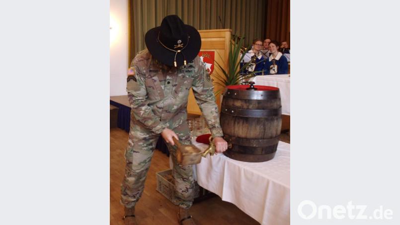 Lieutenant Colonel Wright war es vorbehalten, das Fass Festbier anzuzapfen. Nach drei kräftigen, wohl gezielten Schlägen floss das bayerische Nationalgetränk und der US-Offizier verkündete: „Ozapft is“. Bild: u