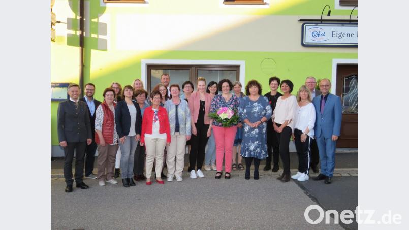 Vorsitzende Tina Zeitler (Mitte mit Blumen) freute sich mit ihren Stellvertreterinnen Carolin Böckl und Rita Ponnath (links vorne daneben) sowie Olga Luft und Alexandra Weiß rechts vorne daneben) über das Vertrauen der Frauen. Es gratulierten CSU-Kreisvorsitzender MdL Tobias Reiß und JU-Vorsitzender Matthias Grundler (von links), Stellvertretender Landrat Alfred Scheidler und Bürgermeister Ernst Neumann (von rechts) sowie Frauen-Union-Bezirksvorsitzende Barbara Lanzinger (Zwölfte von links). Bild: ubb