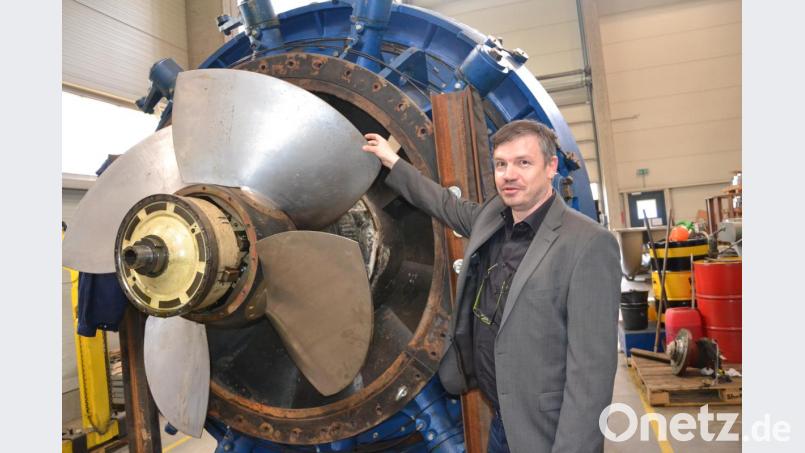 Kochendörfer-Geschäftsführer Ingo Giersemehl vor einer Turbine, die zurzeit in Pleystein gewartet wird. Bild: Reiner Wittmann