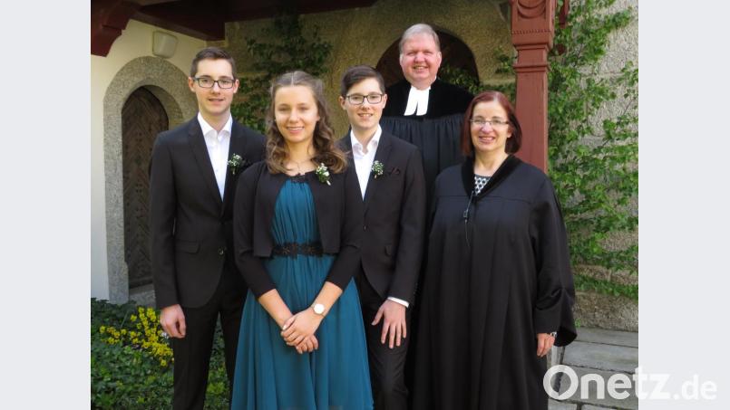 Pfarrer Ulrich Gruber und Lydia Engelhardt freuen sich mit den Konfirmanden. Bild: adj