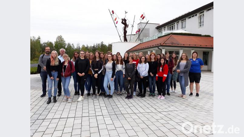 Zum Gruppenbild an der Kurpromenade trafen sich die Schülerinnen mit Fachlehrer Gerhard Skupin (links), Sibyllenbadchef Gerhard Geiger (Dritter von links) und Auszubildenden Annalena Mickisch (rechts). Bild: exb