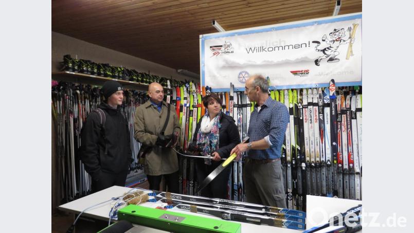 Jürgen Mistol und Anna Toman (Zweiter und Dritte von links) waren beeindruckt vom umfangreichen Skiverleih, den Manfred Schöberl (rechts) beim Rundgang vorstellte. Bild: ubb