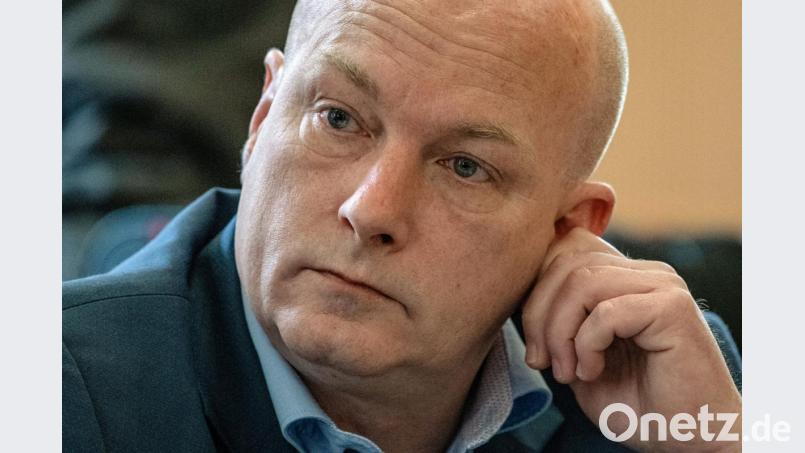 Joachim Wolbergs, suspendierter Regensburger Oberbürgermeister, im Verhandlungssaal im Landgericht. Bild: Armin Weigel/dpa