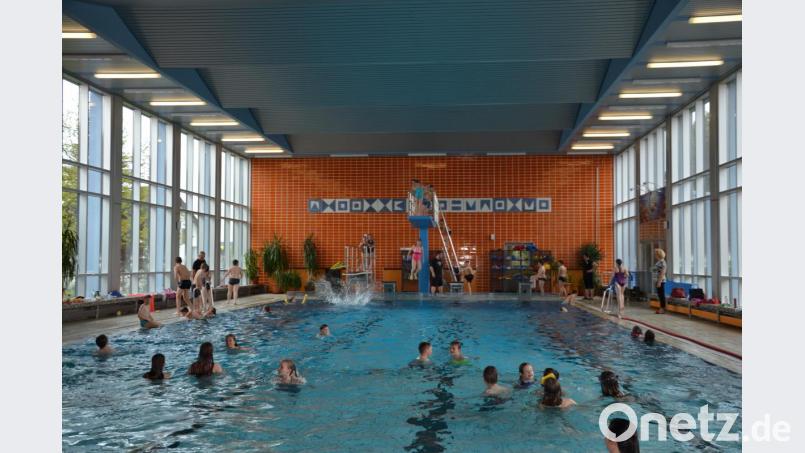 Großen Spaß hatten die 80 Schüler und Schülerinnen beim ersten interkulturellen Schwimmfest im Ozon-Hallenbad Moosbach. Die Sieger wurden mit Medaillen ausgezeichnet. Bild: gi