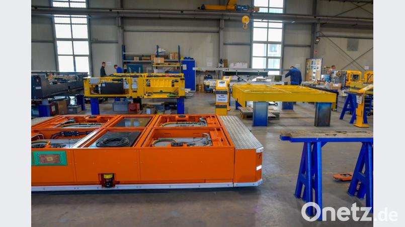 Diese Transportsysteme navigieren in Fabrikhallen völlig autonom. Auf das Untergestell kann nahezu jeder Aufbau montiert werden. Bild: chl