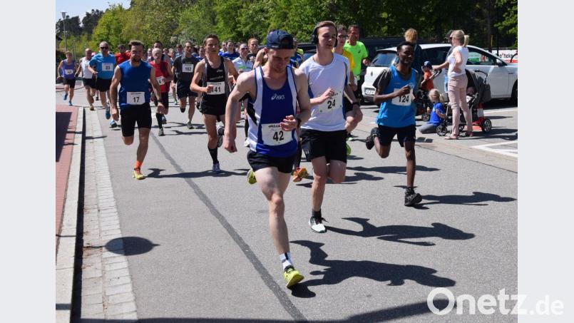Ein kurzes Stück auf Asphalt, dann ging es für die Jedermannsläufer in Ebermannsdorf auf Schotter- und Waldwege. Der spätere Sieger auf der Männer-Strecke, Martin Dehling (im Hintergrund mit der Startnummer 141), ist hier noch in Lauerstellung. Bild: bö