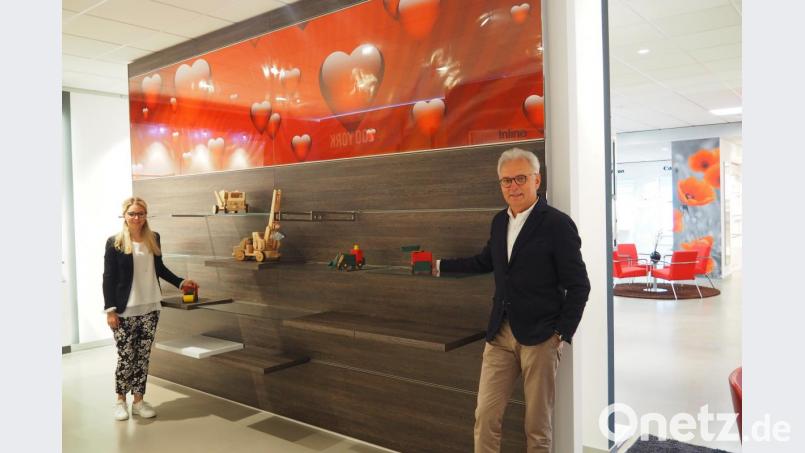 Im firmeneigenen Präsentationsraum bekommt der Besucher einen Eindruck davon, wie
moderne Ladenkonzepte aussehen können: Unternehmer Josef Kürner mit seiner Tochter Sabine. Bild: Bühner