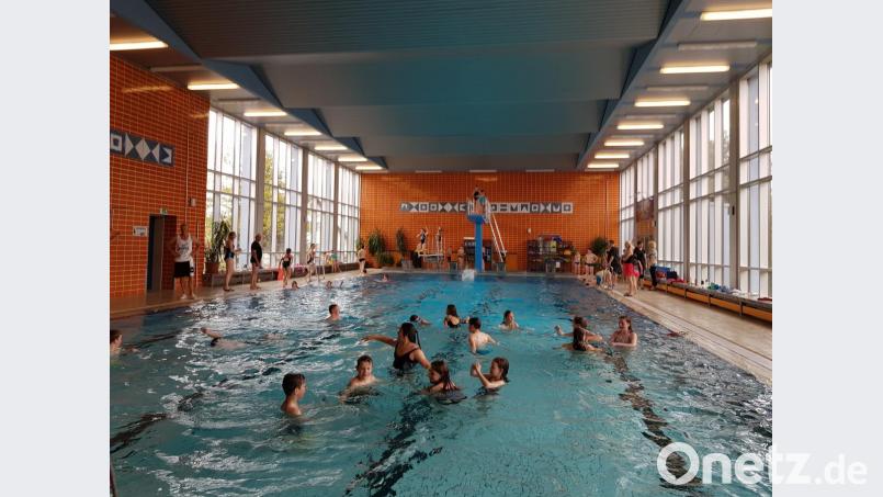 Großen Spaß hatten die 80 Schüler und Schülerinnen beim ersten interkulturellen Schwimmfest im Ozon-Hallenbad Moosbach. Die Sieger wurden mit Medaillen ausgezeichnet. Bild: gi
