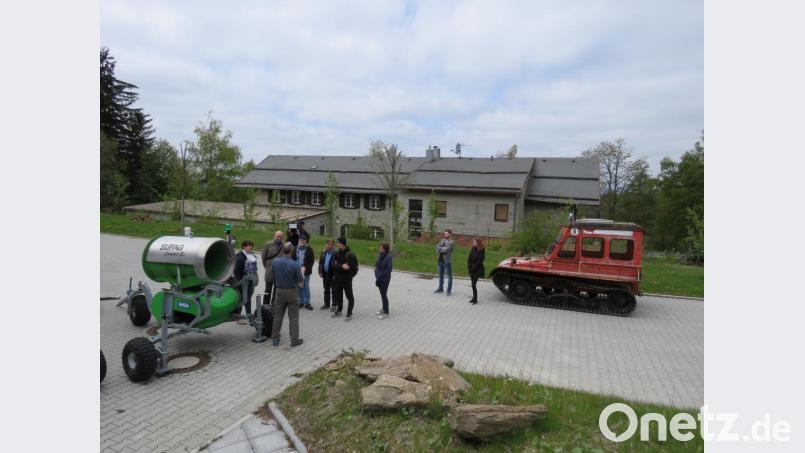 Manfred Schöberl zeigte den beiden Landtagsabgeordneten sowie der Grünen-Delegation auch den Fuhrpark, des Skilnaglaufzentrums. Zur weiteren Verwendung der Schutzhütte (unten) konnte er noch ncihts Neues sagen. Bild: ubb
