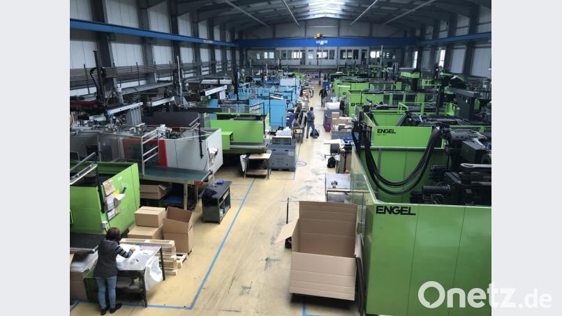 Blick in eine der Werkshallen: Es ist laut und der flüssige Kunststoff hat einen eigenwilligen Geruch, aber BaS ist ein gesunder, deutlich wachsender Mittelständler mit sicheren Arbeitsplätzen. Bild: eig