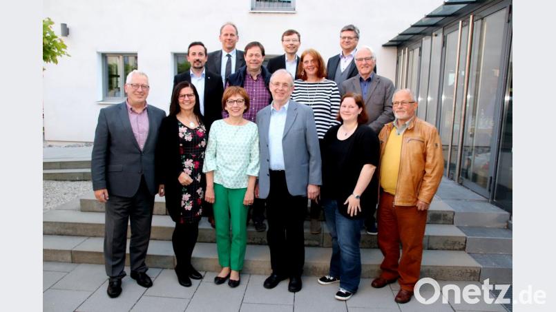 Die Mitglieder des neu gegründeten &quot;Evangelischen Bildungswerkes Oberpfalz&quot; wählten einen Vorstand mit Siegfried Kratzer (vorne, Mitte) und Christina Ponader (rechts daneben) an der Spitze. Bild: Hirsch
